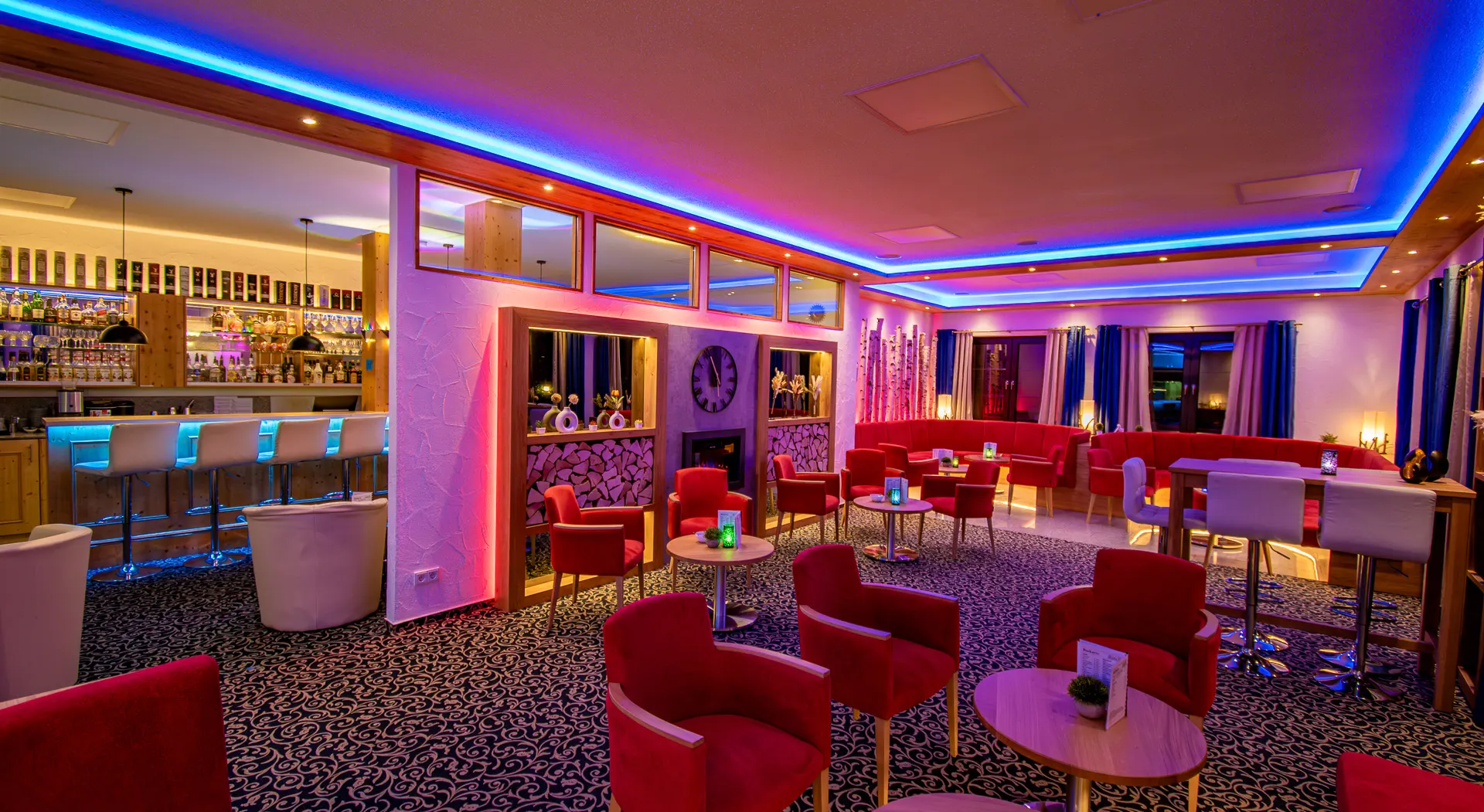 Bar mit Cocktails und Lounge