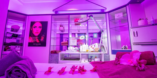 Wellnesshotel Albblick Anwendungsbereich Kosmetikraum Lila mit LED