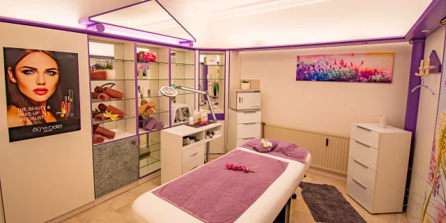 Wellnesshotel Albblick Anwendungsbereich Kosmetikraum Lila