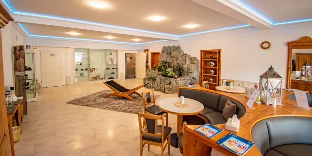 Wellnesshotel Albblick Anwendungsbereich Lounge LED Blau