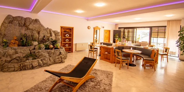 Wellnesshotel Albblick Anwendungsbereich Lounge LED Lila