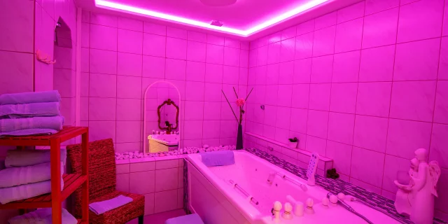 Wellnesshotel Albblick Anwendungsbereich Massagebad Hydroxeur LED Lila