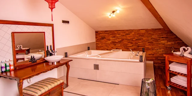 Wellnesshotel Albblick Anwendungsbereich Private Spa Whirlpool-Paarbad