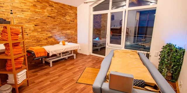 Wellnesshotel Albblick Anwendungsbereich Schwebeliege Softpack im Dunkeln