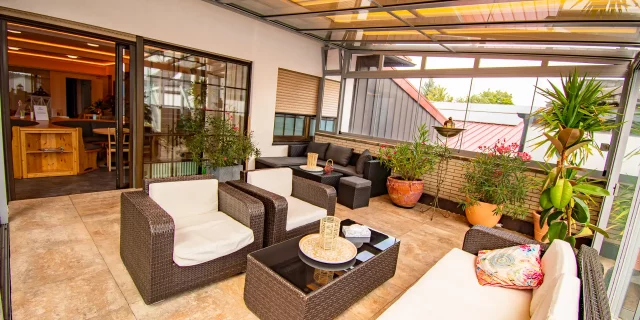 Wellnesshotel Albblick Anwendungsbereich Wintergarten mit Lounge