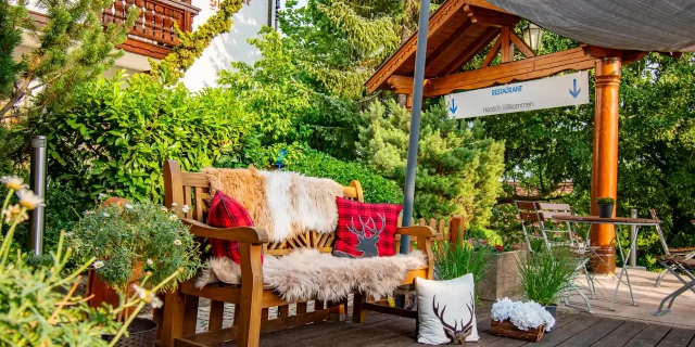 Wellnesshotel Albblick Aussenbereich Biergarten Bank