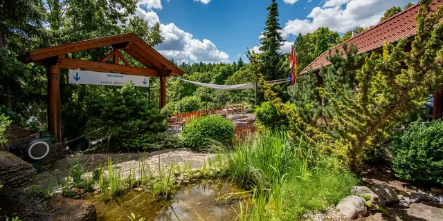 Wellnesshotel Albblick Aussenbereich Biergarten Teich