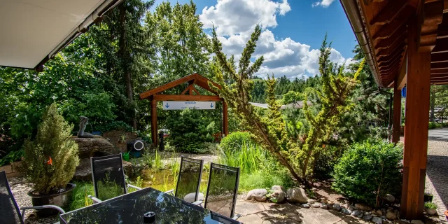 Wellnesshotel Albblick Aussenbereich Biergarten Tisch