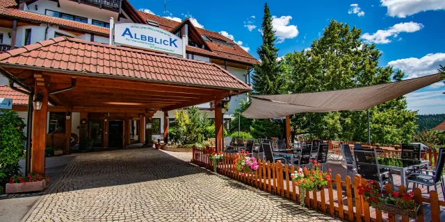 Wellnesshotel Albblick Aussenbereich Haupteingang mit Biergarten