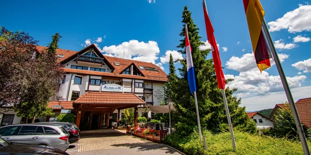 Wellnesshotel Albblick Aussenbereich Haupteingang mit Fahnen