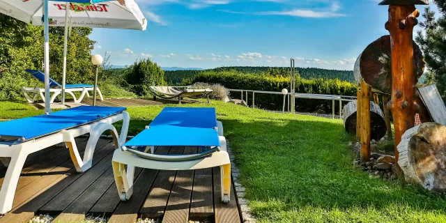 Wellnesshotel Albblick Aussenbereich Liegewiese mit Tretanlage und Panoramablick