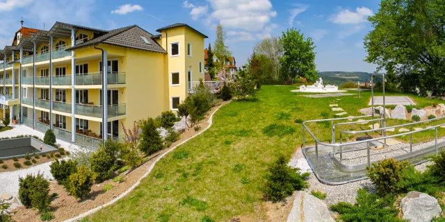 Wellnesshotel Albblick Aussenbereich Wellnessresidenz mit Liegewiese Panorama (1)