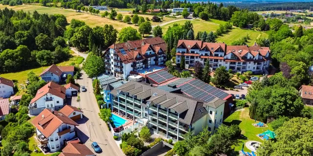 Wellnesshotel Albblick Luftbild Hotelanlage mit Umgebung Perspektive 2