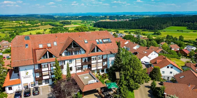 Wellnesshotel Albblick Luftbild Stammhaus mit Ausblick