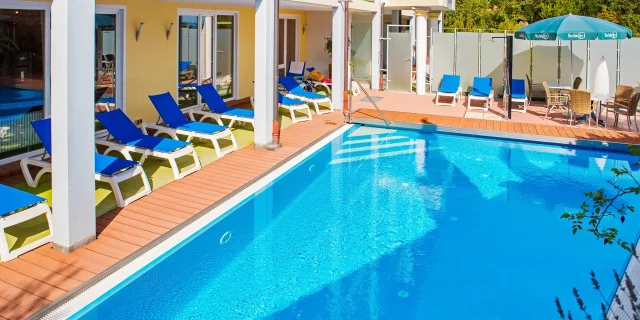 Wellnesshotel Albblick Poolbereich Freibad mit Sonnenliegen