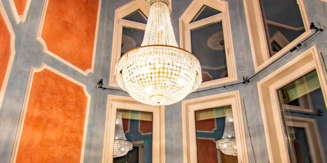 Wellnesshotel Albblick Restaurant Dorfplatz Kronleuchter im Dunkeln