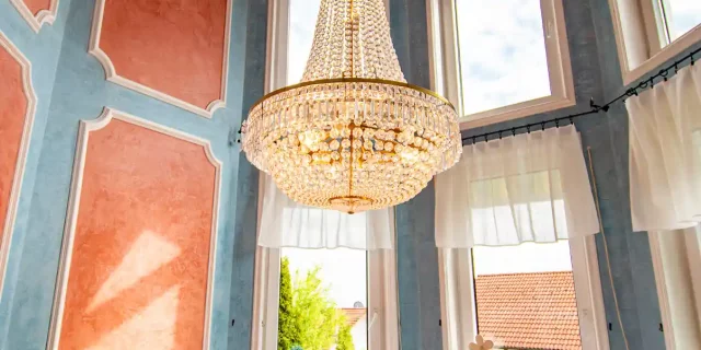 Wellnesshotel Albblick Restaurant Dorfplatz Kronleuchter