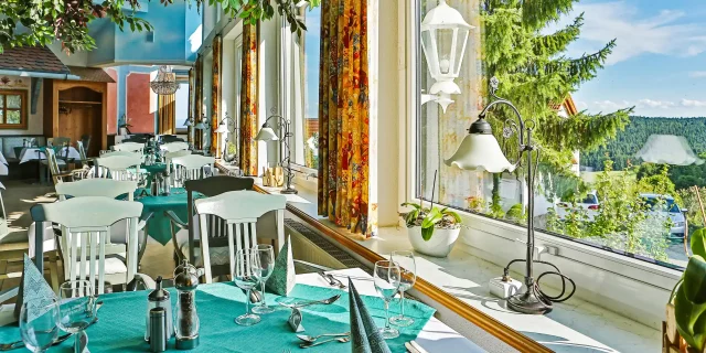 Wellnesshotel Albblick Restaurant Dorfplatz Tisch am Fenster