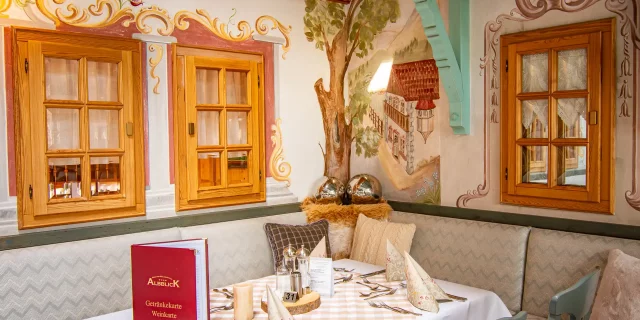 Wellnesshotel Albblick Restaurant Dorfplatz Tisch