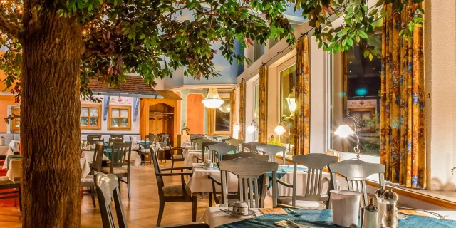 Wellnesshotel Albblick Restaurant Dorfplatz im Dunkeln