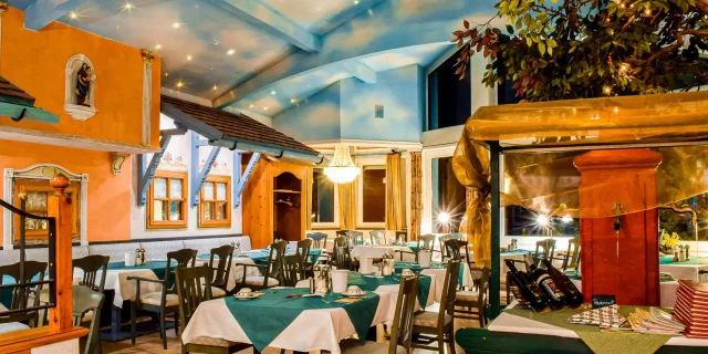 Wellnesshotel Albblick Restaurant Dorfplatz mit Brunnen im Dunkeln