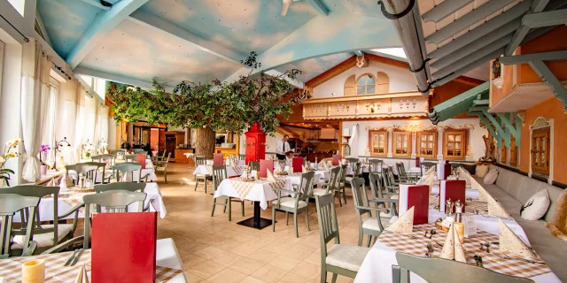 Wellnesshotel Albblick Restaurant Dorfplatz mit Brunnen