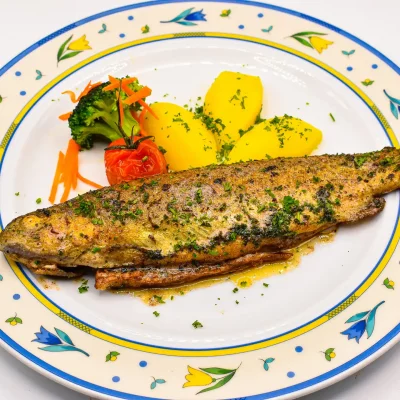 Wellnesshotel Albblick Restaurant Essen Fisch am Stueck gebraten