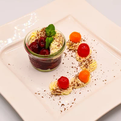 Wellnesshotel Albblick Restaurant Essen Nachtisch Schwarzwaelder-Kirsch-Tiramisu