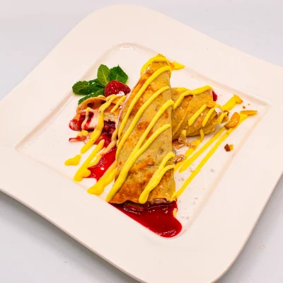 Wellnesshotel Albblick Restaurant Essen Nachtisch gefuellte Pfannenkuchen