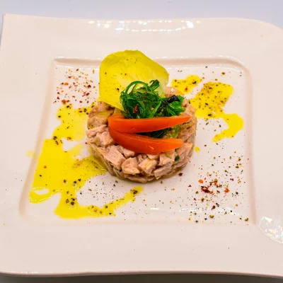 Wellnesshotel Albblick Restaurant Essen Vorspeise Haehnchen mit Algensalat