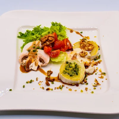 Wellnesshotel Albblick Restaurant Essen Vorspeise Ziegenkaese