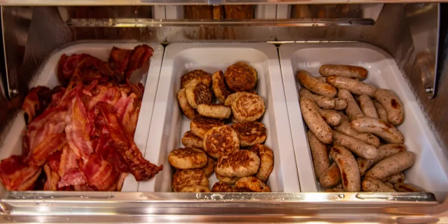 Wellnesshotel Albblick Restaurant Fruehstueck Buffet Bacon Frikadellen und Wuerstchen