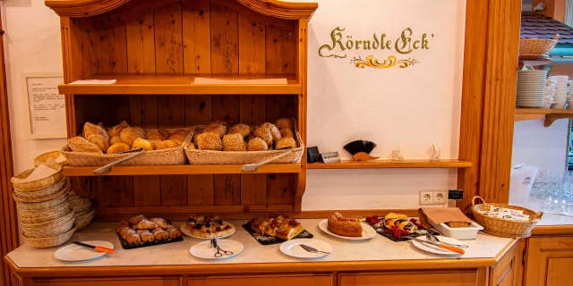 Wellnesshotel Albblick Restaurant Fruehstueck Buffet Broetchen