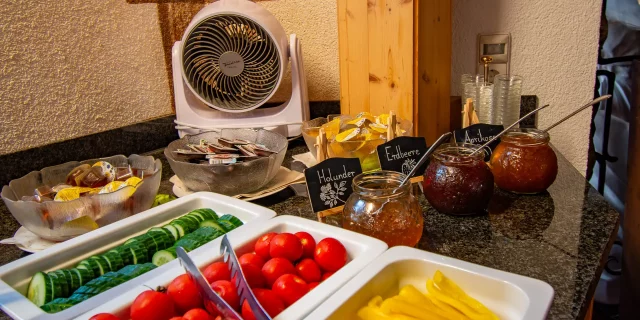 Wellnesshotel Albblick Restaurant Fruehstueck Buffet Gemuese