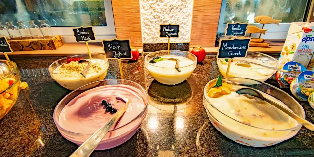 Wellnesshotel Albblick Restaurant Fruehstueck Buffet Joghurt