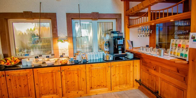 Wellnesshotel Albblick Restaurant Fruehstueck Buffet Kaffee und Tee