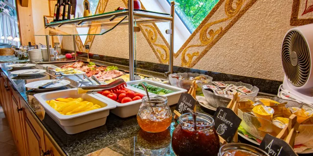 Wellnesshotel Albblick Restaurant Fruehstueck Buffet Marmelade
