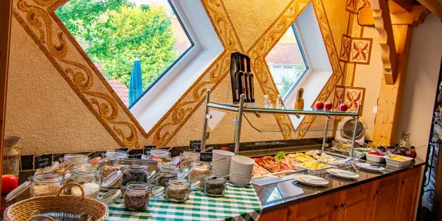 Wellnesshotel Albblick Restaurant Fruehstueck Buffet Muesli und Koerner