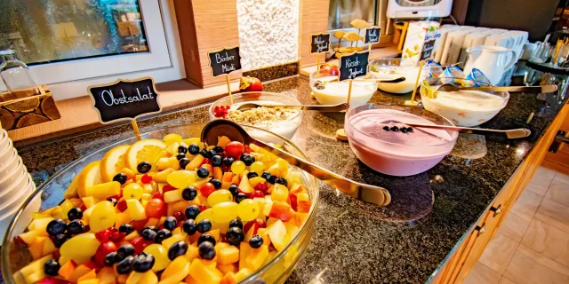 Wellnesshotel Albblick Restaurant Fruehstueck Buffet Obstsalat