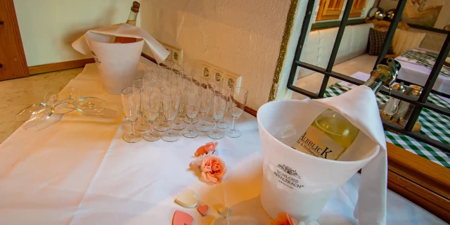 Wellnesshotel Albblick Restaurant Fruehstueck Buffet Sekt