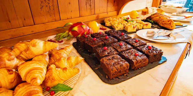 Wellnesshotel Albblick Restaurant Fruehstueck Buffet Suesses Gebaeck