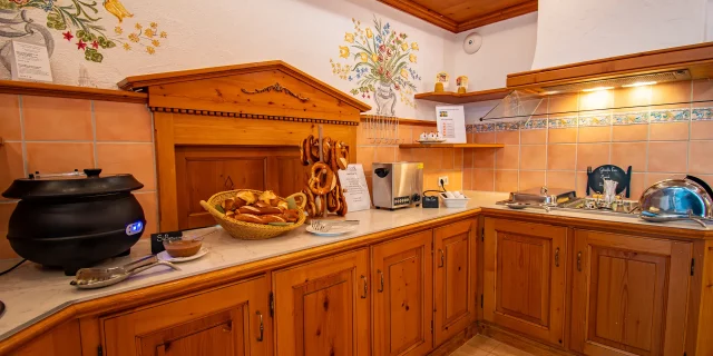 Wellnesshotel Albblick Restaurant Fruehstueck Buffet Weisswuerste mit Brezeln