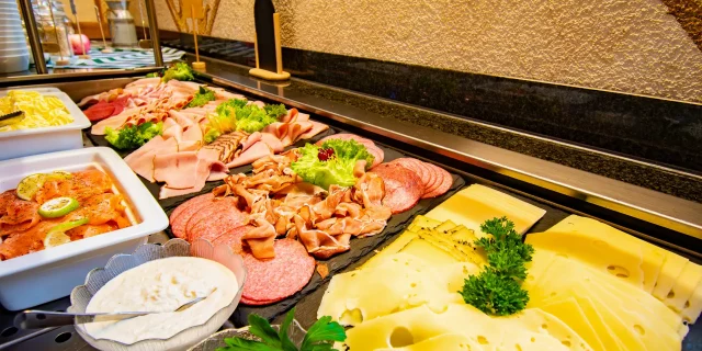 Wellnesshotel Albblick Restaurant Fruehstueck Buffet Wurst- und Kaeseplatte