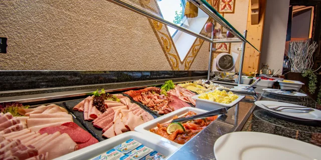 Wellnesshotel Albblick Restaurant Fruehstueck Buffet herzhafte Platten