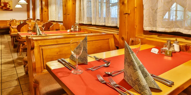 Wellnesshotel Albblick Restaurant Schwarzwaldstube Tisch