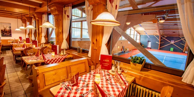 Wellnesshotel Albblick Restaurant Schwarzwaldstube mit Blick auf Tennishalle