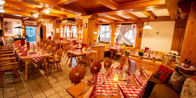 Wellnesshotel Albblick Restaurant Schwarzwaldstube mit Eingang