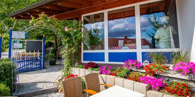 Wellnesshotel Albblick Restaurant Terrasse mit Rosenbogen