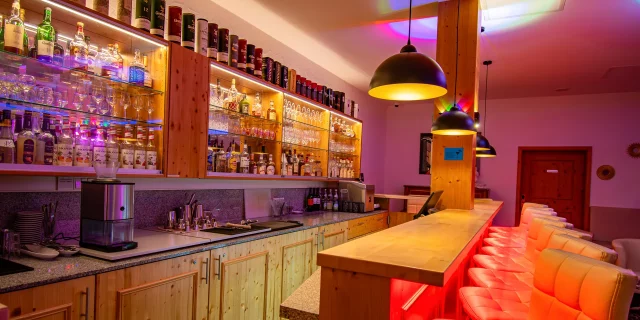 Wellnesshotel Albblick Rezeption Bar Tresen LED Rot Detail