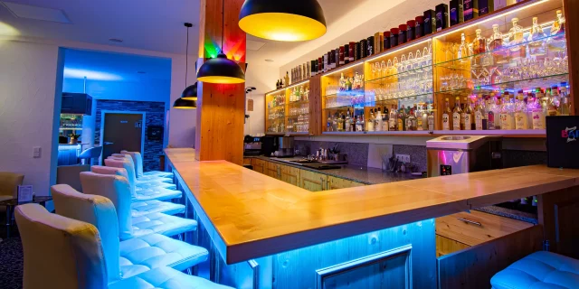 Wellnesshotel Albblick Rezeption Bar Tresen mit Barhocker